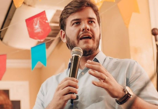 MAURÍLIO JR: ' Deputados federais tentam tirar dois partidos da base de Bruno; prefeito dá chá de cadeira em vereadora'